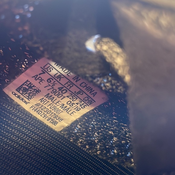 Yeezy size 7 Sneaker - Picture 7 of 10